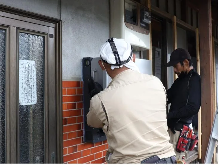 2人で蓄電池の工事をする社員